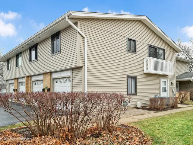 $264,900 | 199 Duxbury Court, Unit D, Bloomingdale, IL 60108