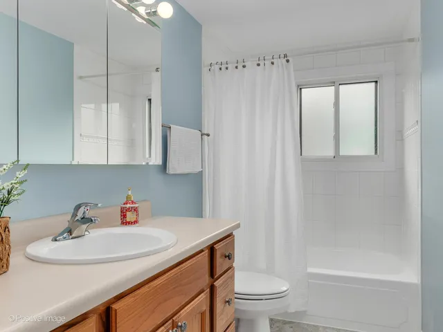 $264,900 | 199 Duxbury Court, Unit D, Bloomingdale, IL 60108