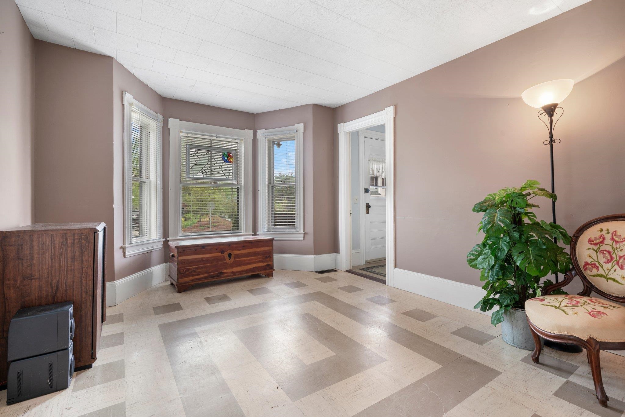 29 Brook Street Derry, NH 03038 - Photo 4 of 47