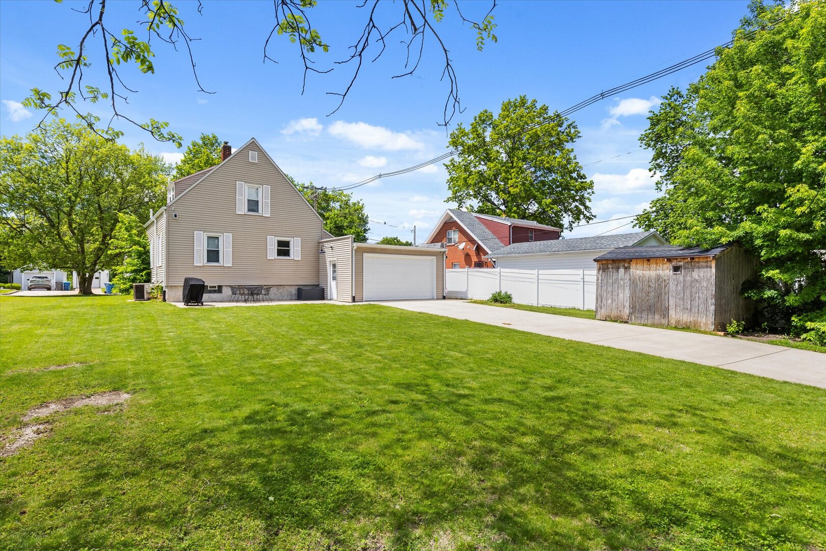 742 Chambers Street Ottawa, IL 61350 - Photo 38 of 39 a front view of house with yard and green space