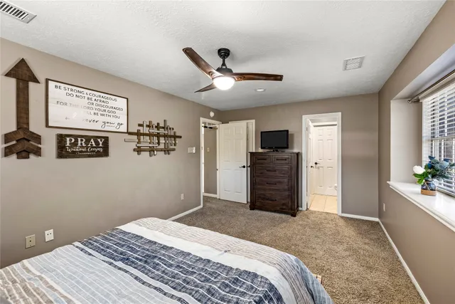 $525,000 | 100 April Waters Drive North, Montgomery, TX 77356