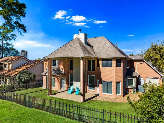 $525,000 | 100 April Waters Drive North, Montgomery, TX 77356