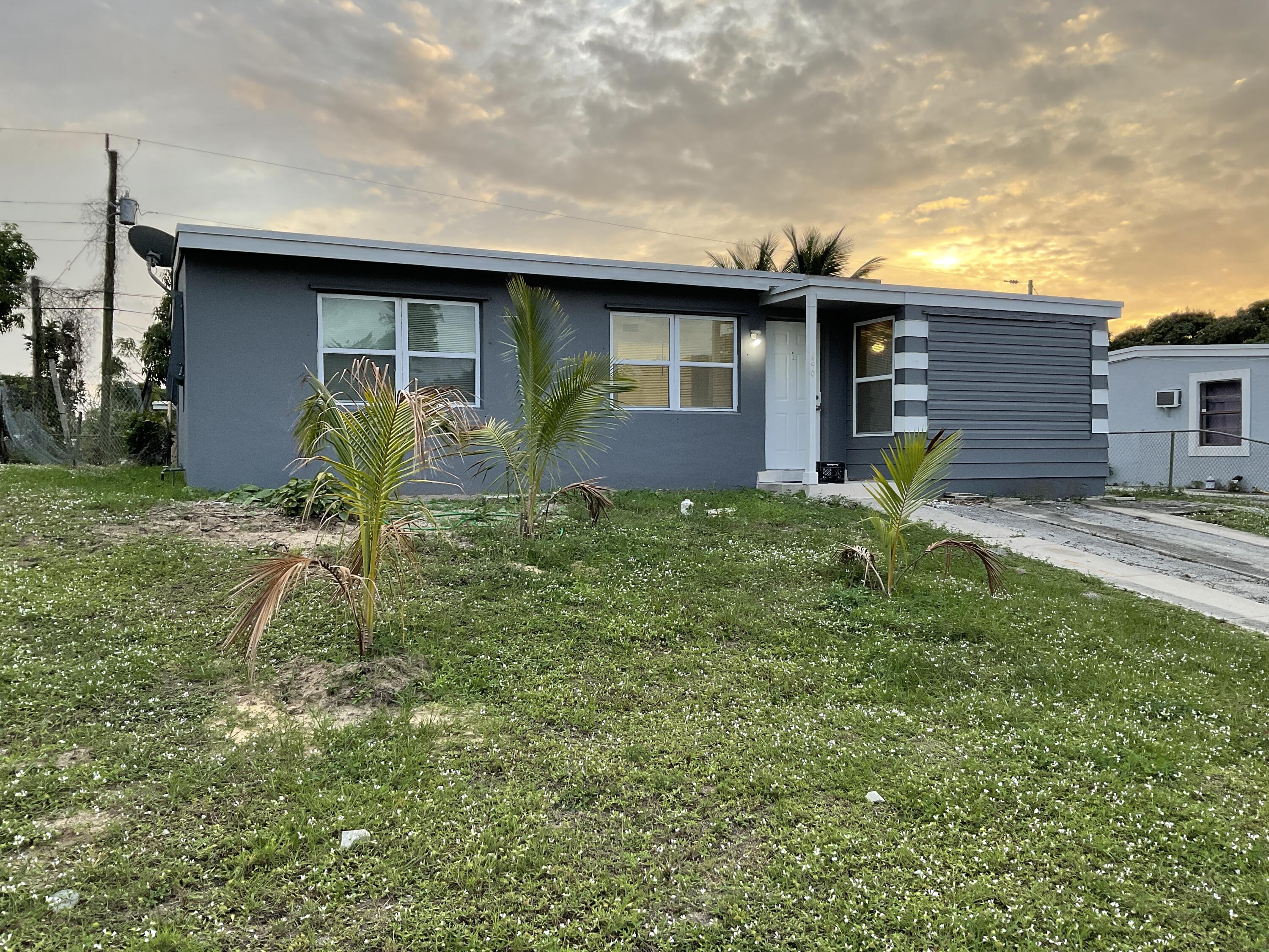 490 Mentone Road Lake Worth, FL 33462 - Photo 3 of 20 IMG_1090