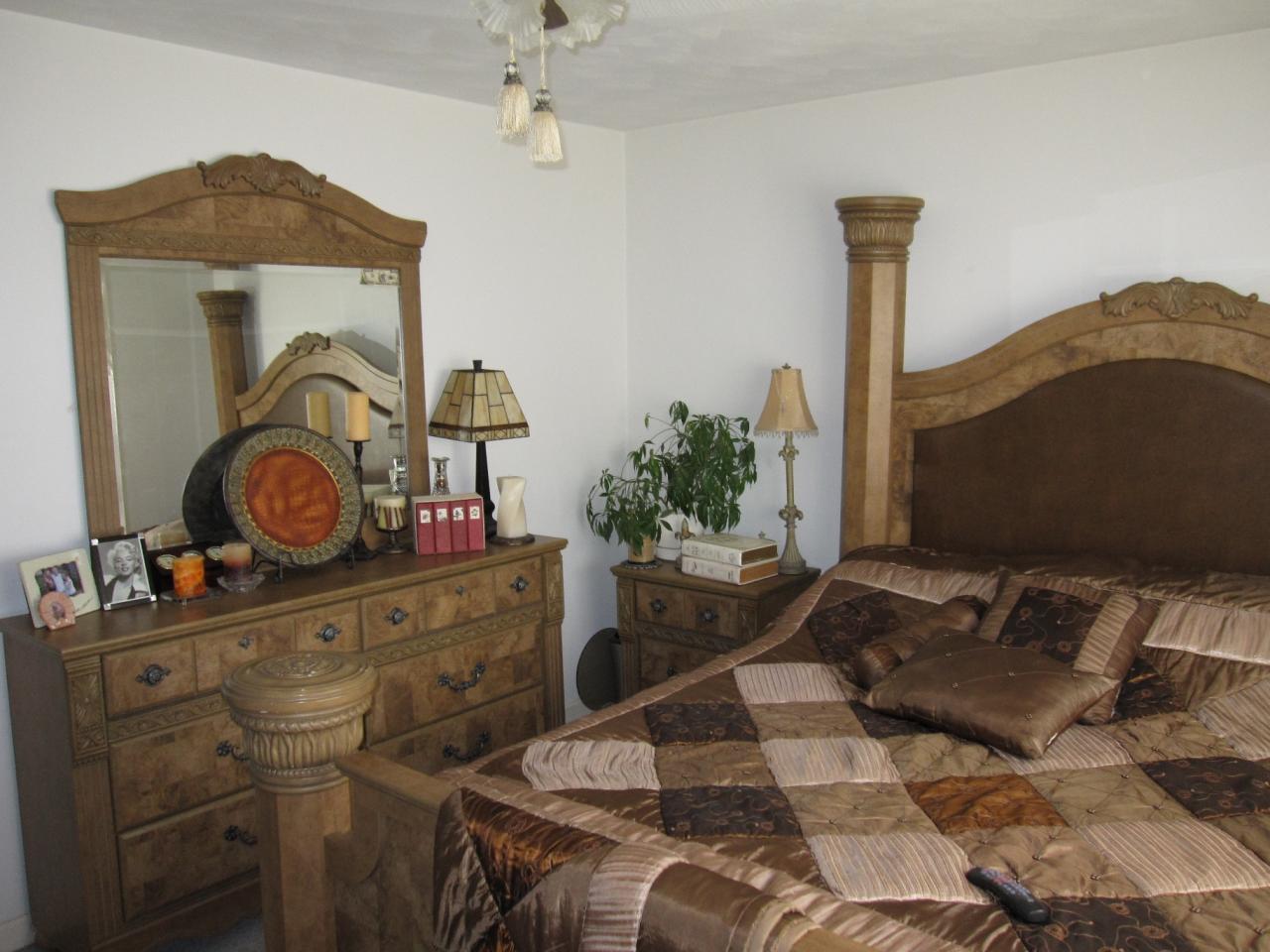 2169 Deep Woods Road Hardy, VA 24101 - Photo 9 of 37 a living room with furniture and a mirror