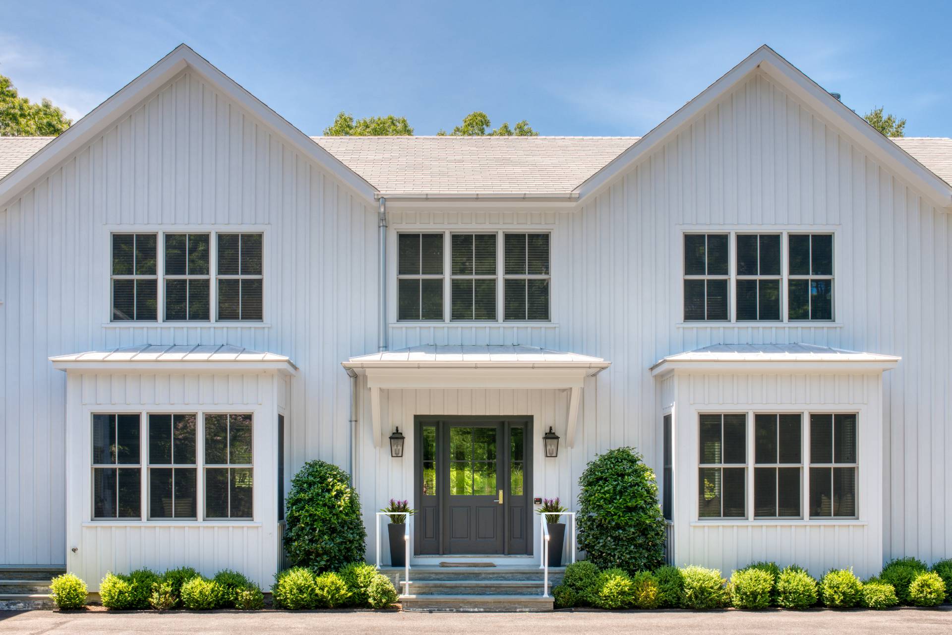 178 Bull Path East Hampton, NY 11937 - Photo 2 of 25 a front view of a house with a garden