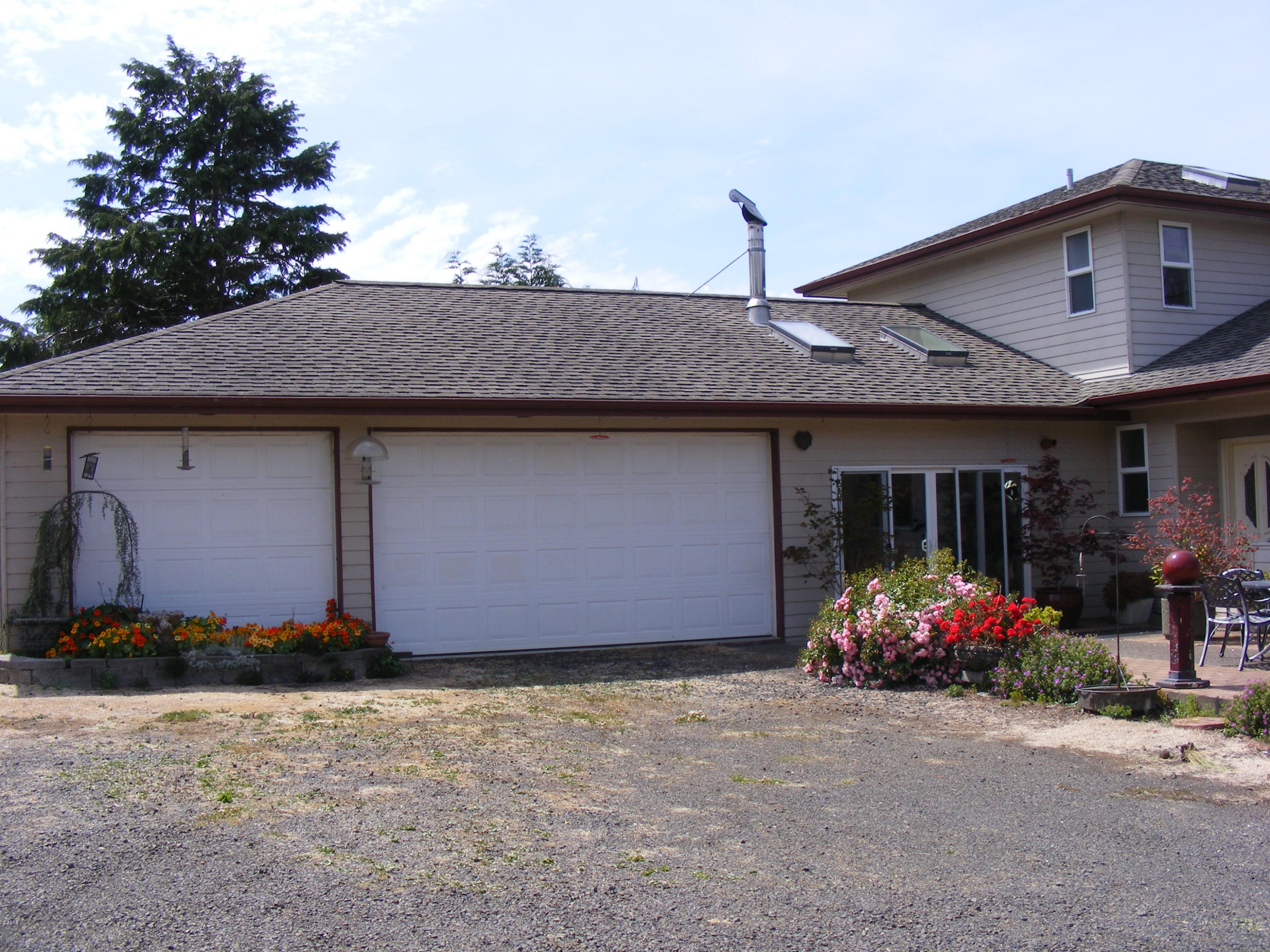 135 Southwest 26th Street Newport, OR 97366 - Photo 31 of 35 Ext Garage area