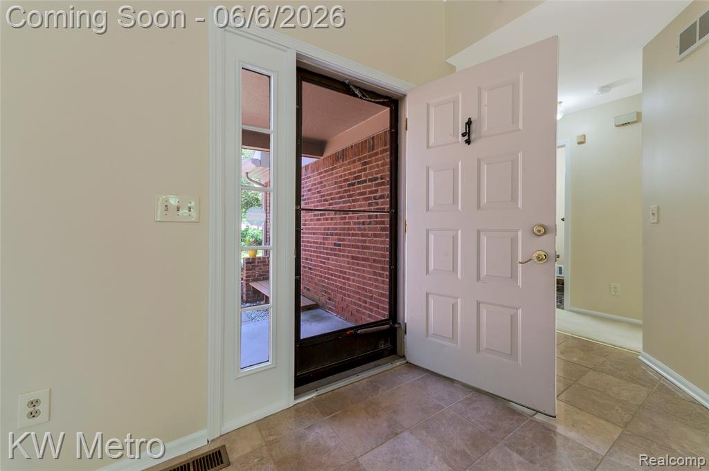 7348 Meadow Ridge Circle West Bloomfield, MI 48322 - Photo 7 of 59