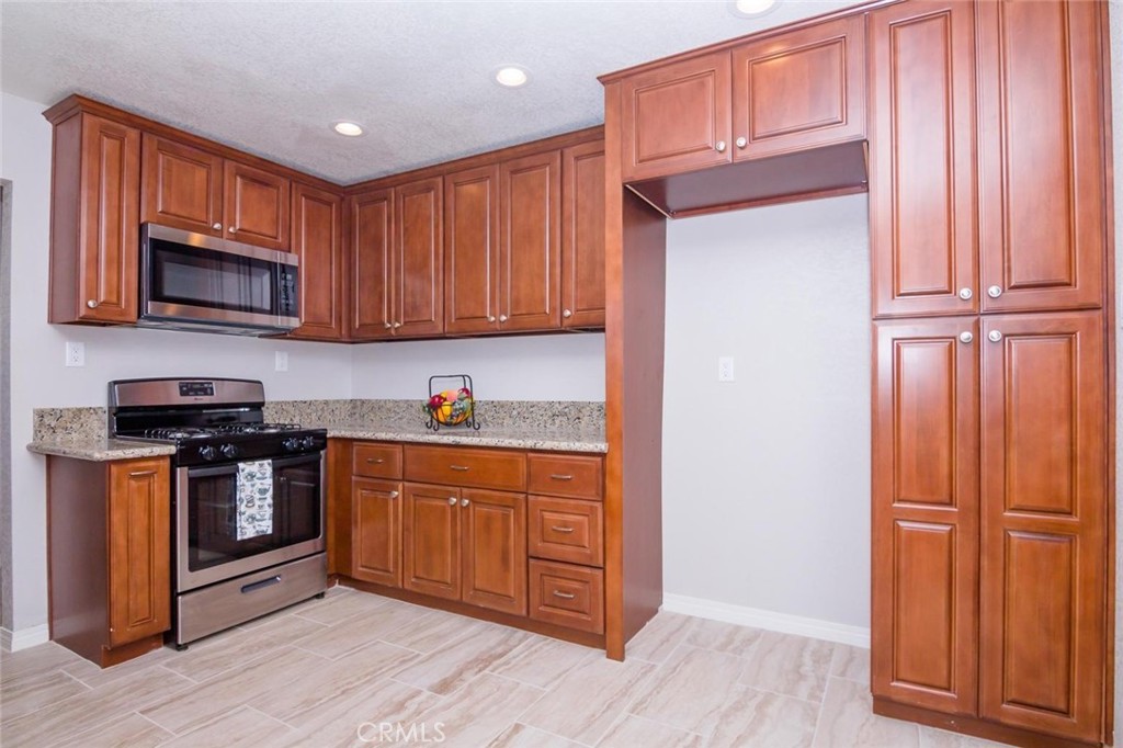 1368 Indian Sage Road Lancaster, CA 93534 - Photo 8 of 43 Kitchen