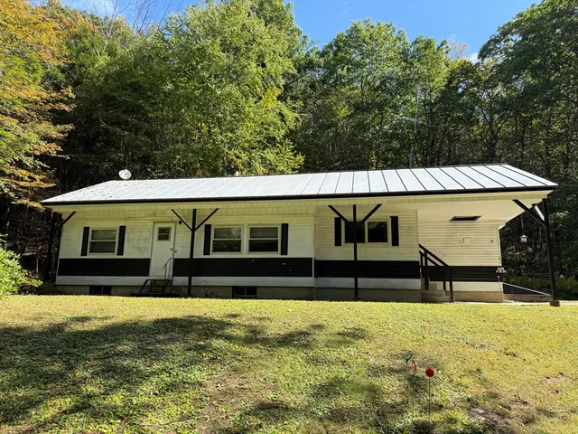 a view of house with garden