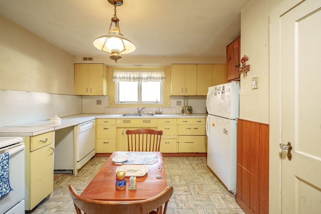 1177 Northampton Street Holyoke, MA 01040 - Photo 3 of 39