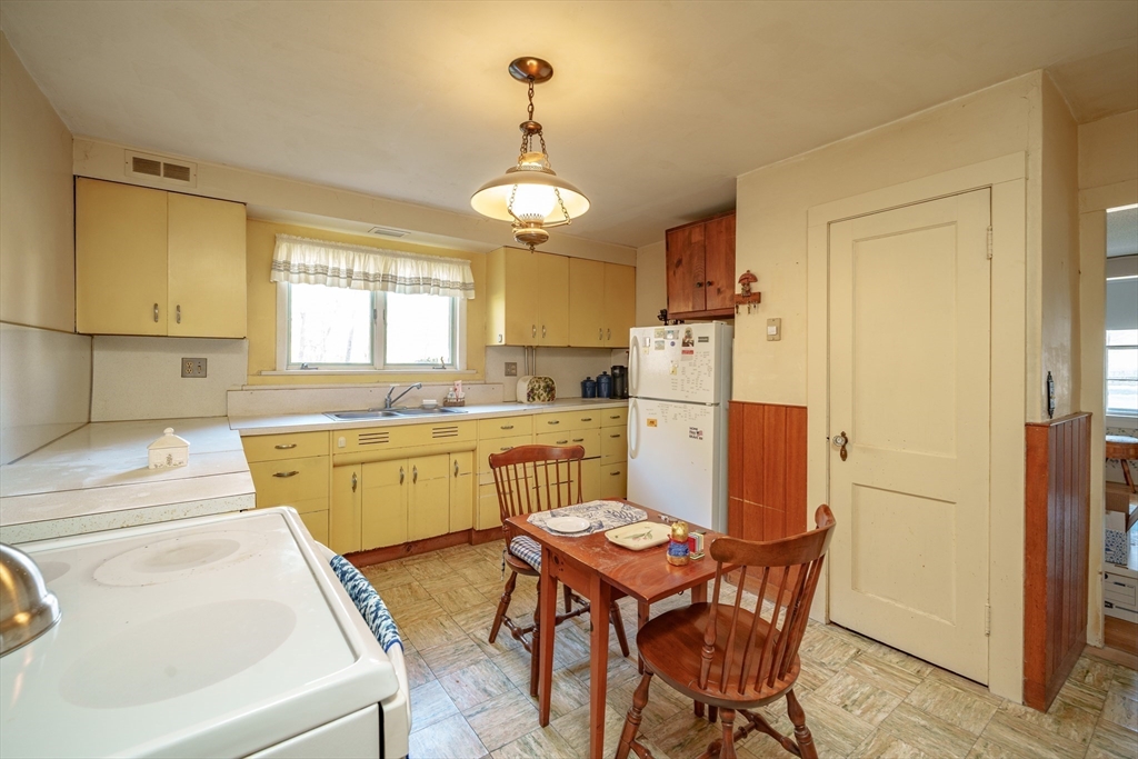 1177 Northampton Street Holyoke, MA 01040 - Photo 4 of 39
