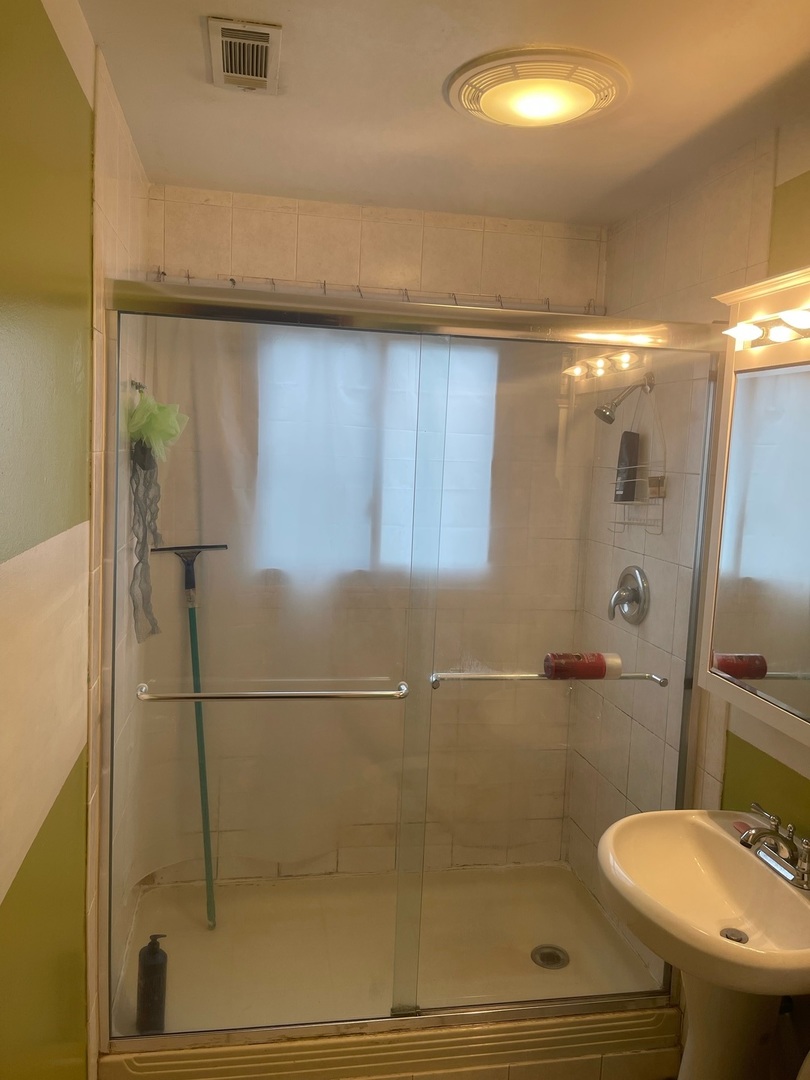 216 West Wayne Place Wheeling, IL 60090 - Photo 8 of 12 a bathroom with a shower and a toilet