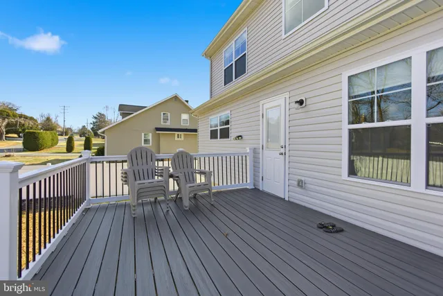 a view of a yard with a house