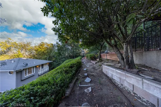 a view of a back yard