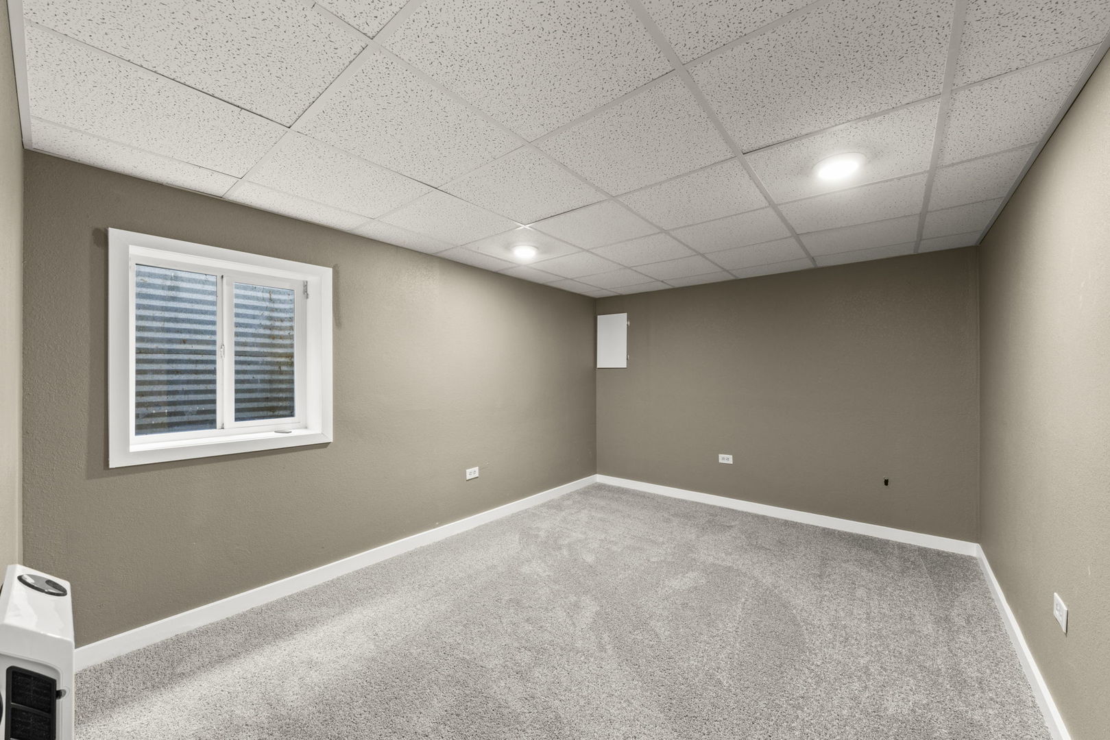 1263 Exeter Court Wheaton, IL 60189 - Photo 24 of 25 a view of an empty room with a window