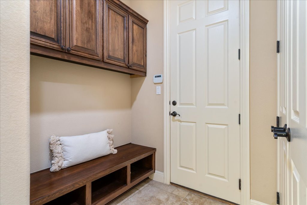 3920 Vail Divide Bee Cave, TX 78738 - Photo 28 of 34 a view of room with cabinets