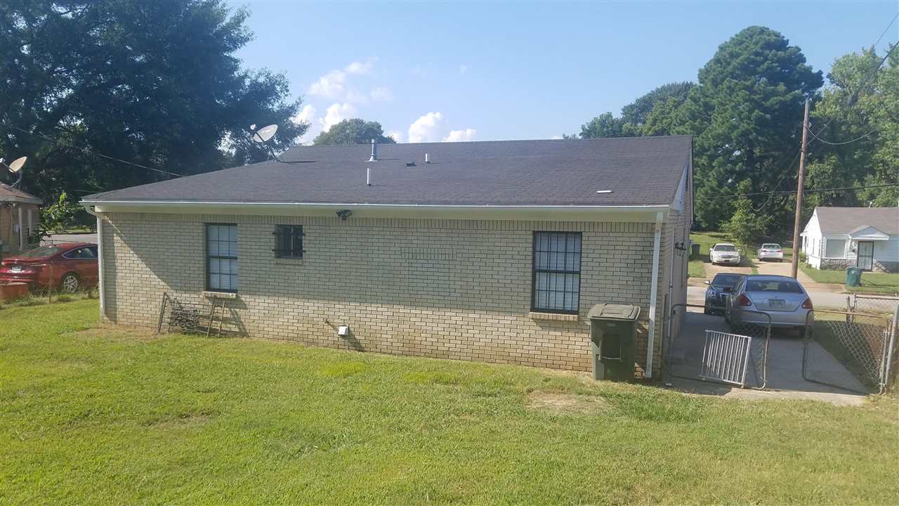 365 King Road Memphis, TN 38109 - Photo 2 of 9 a backyard of a house with table and chairs