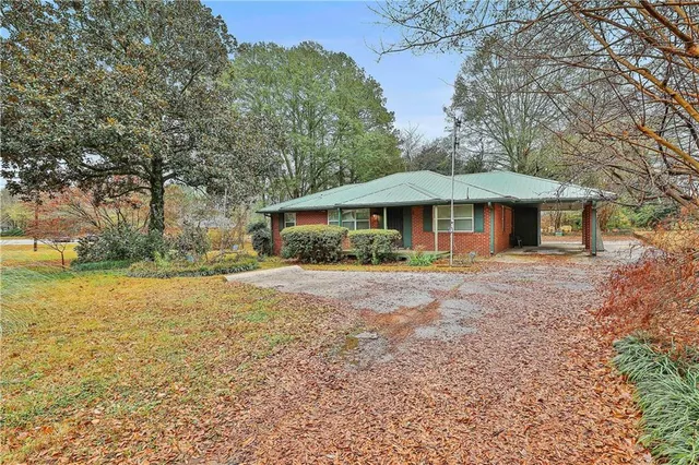a view of a house with a yard