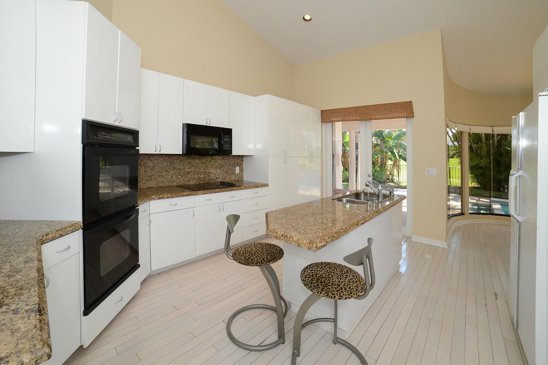 7956 Mandarin Drive Boca Raton, FL 33433 - Photo 7 of 14 Kitchen with Great Island