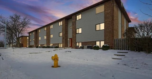 $95,000 | 1916 Tracy Drive, Unit 31, Bloomington, IL 61704