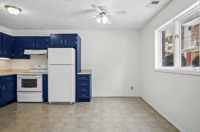 $95,000 | 1916 Tracy Drive, Unit 31, Bloomington, IL 61704