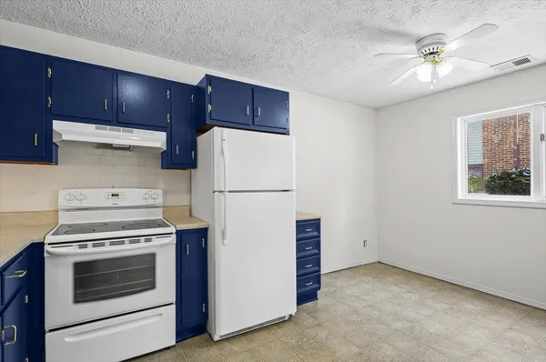 $87,500 | 1916 Tracy Drive, Unit 31, Bloomington, IL 61704