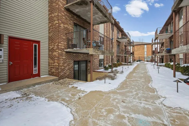 $95,000 | 1916 Tracy Drive, Unit 31, Bloomington, IL 61704