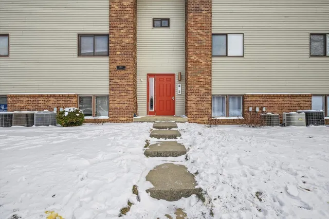 $95,000 | 1916 Tracy Drive, Unit 31, Bloomington, IL 61704