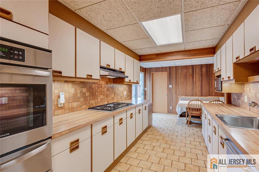 21 Tyndall Road Kendall Park, NJ 08824 - Photo 9 of 33 a kitchen that has a sink and a stove