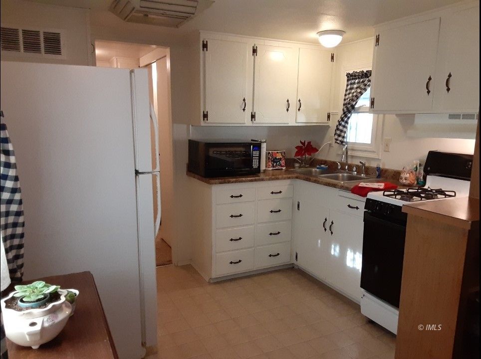 2371 Edinburgh Avenue Bishop, CA 93514 - Photo 4 of 12 Kitchen