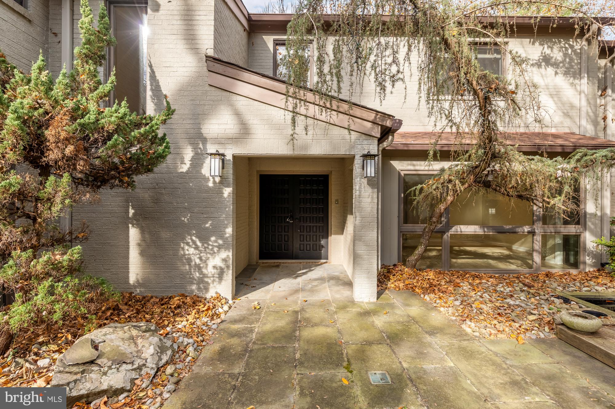 1434 Kirby Road McLean, VA 22101 - Photo 7 of 54 Front door
