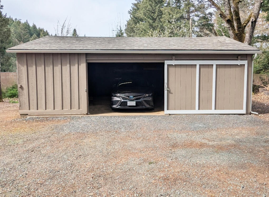 315 South Old Stage Road Cave Junction, OR 97523 - Photo 24 of 27 Garage w Car (1)
