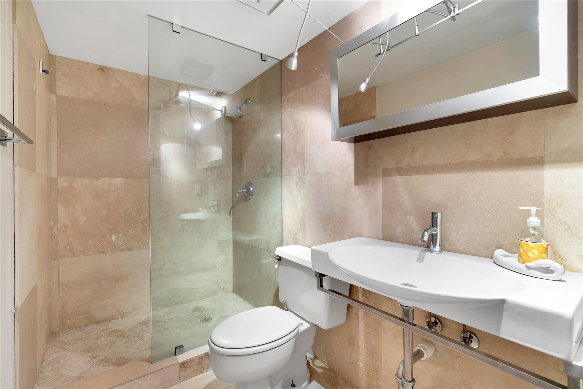 112 North Birch Road, Unit 202 Fort Lauderdale, FL 33304 - Photo 16 of 18 Photo 16