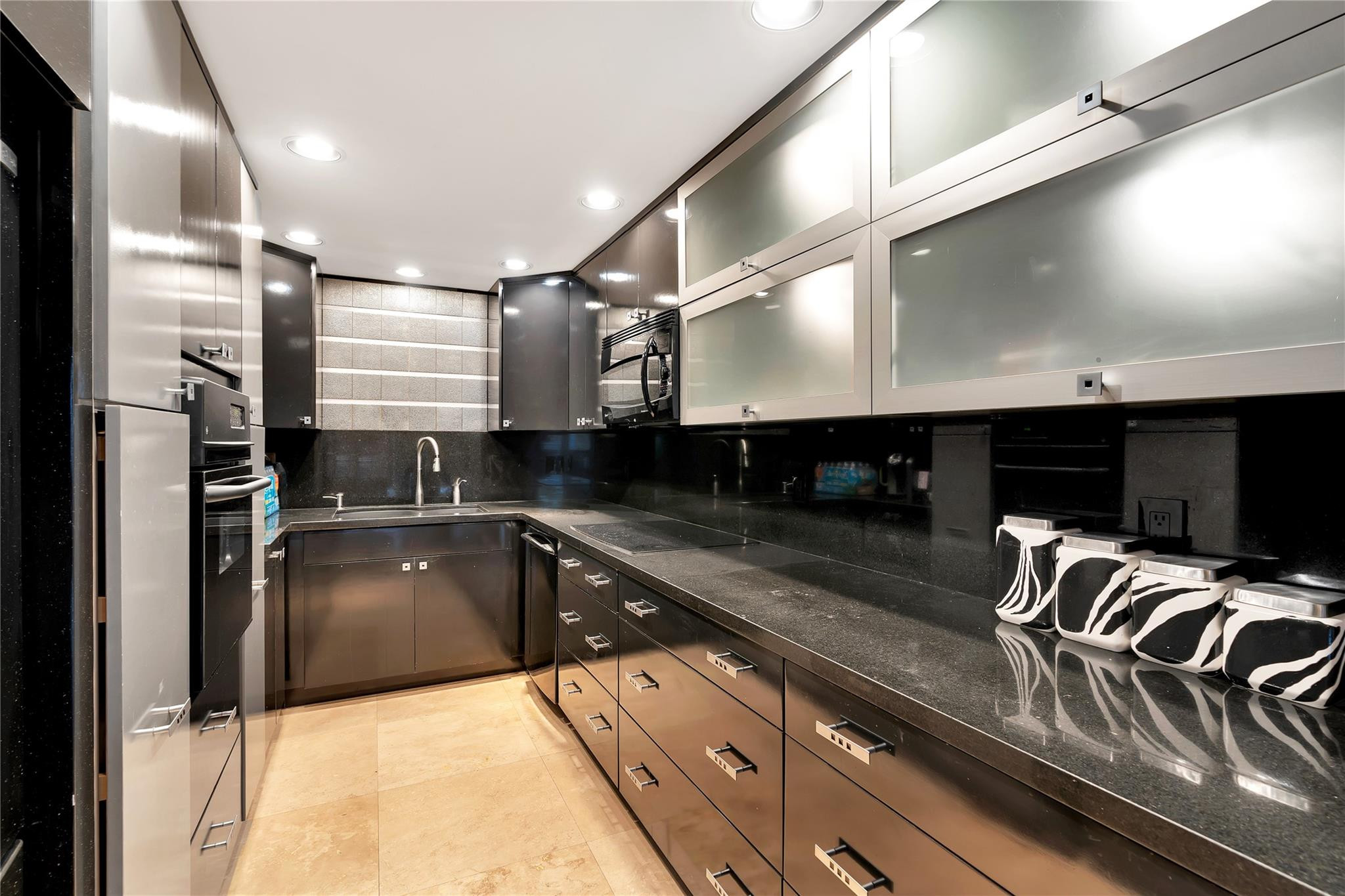 112 North Birch Road, Unit 202 Fort Lauderdale, FL 33304 - Photo 8 of 18 Photo 8