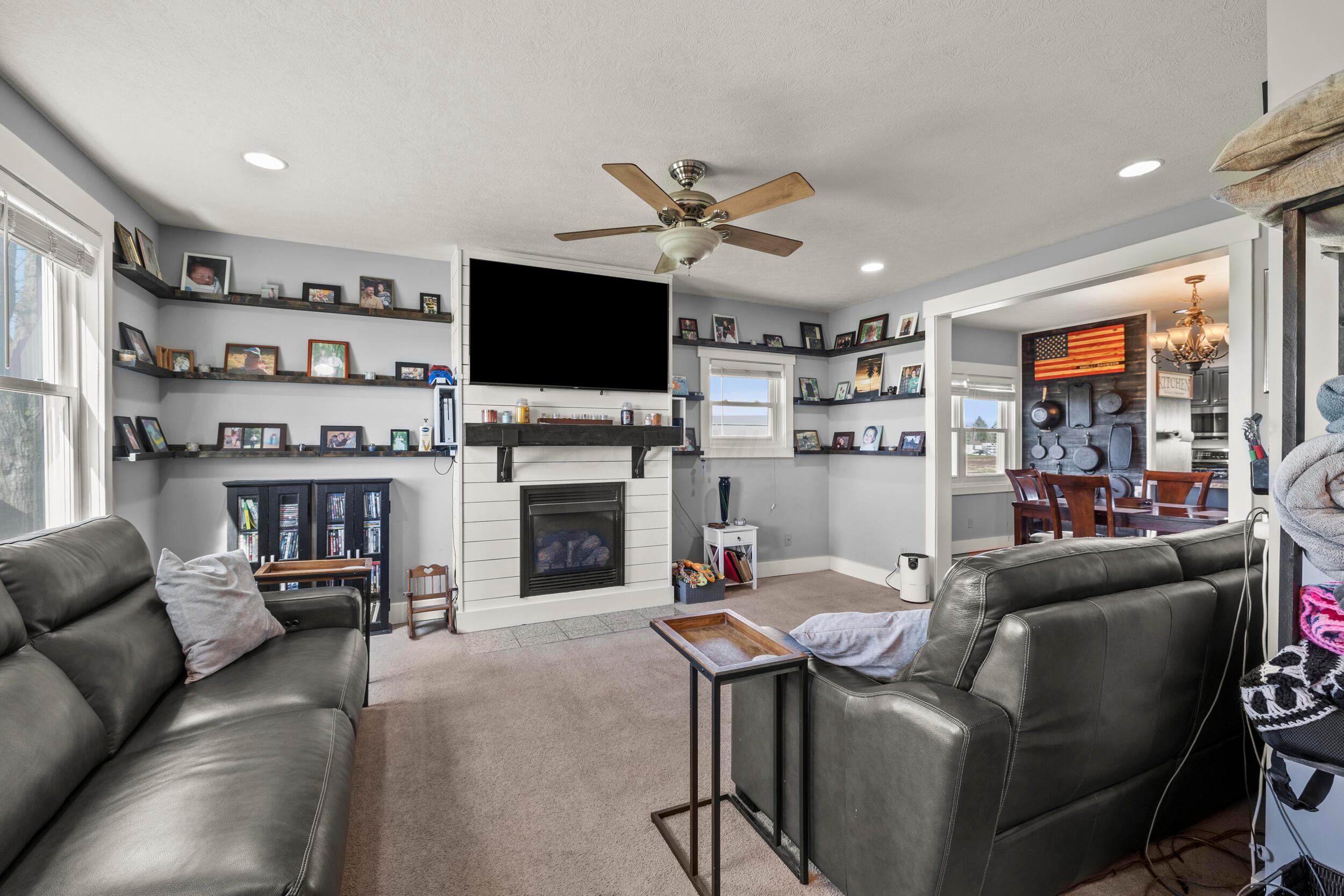 3420 Old Springfield Road London, OH 43140 - Photo 8 of 41 Living Room 01 (1)