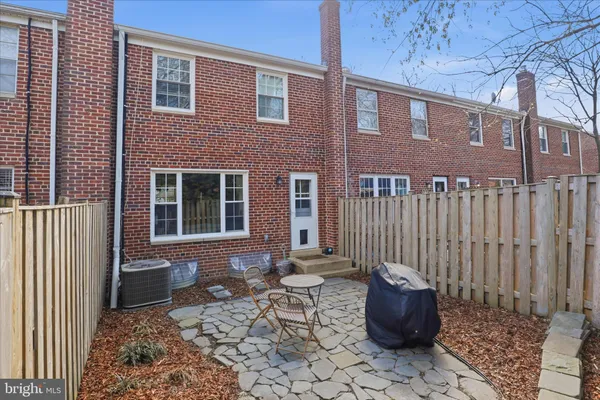 $3,700 | 2928 Landover Street, Alexandria, VA 22305