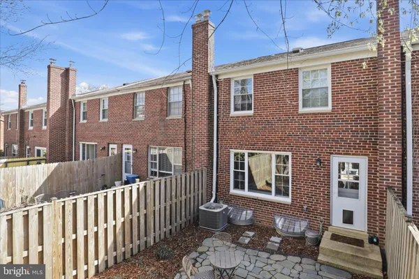 $3,700 | 2928 Landover Street, Alexandria, VA 22305