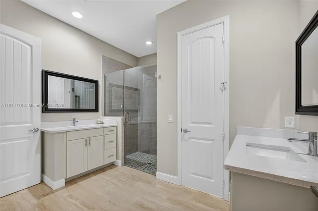 a view of a back yard