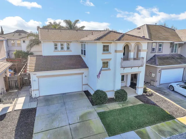 a view of a yard in front of house