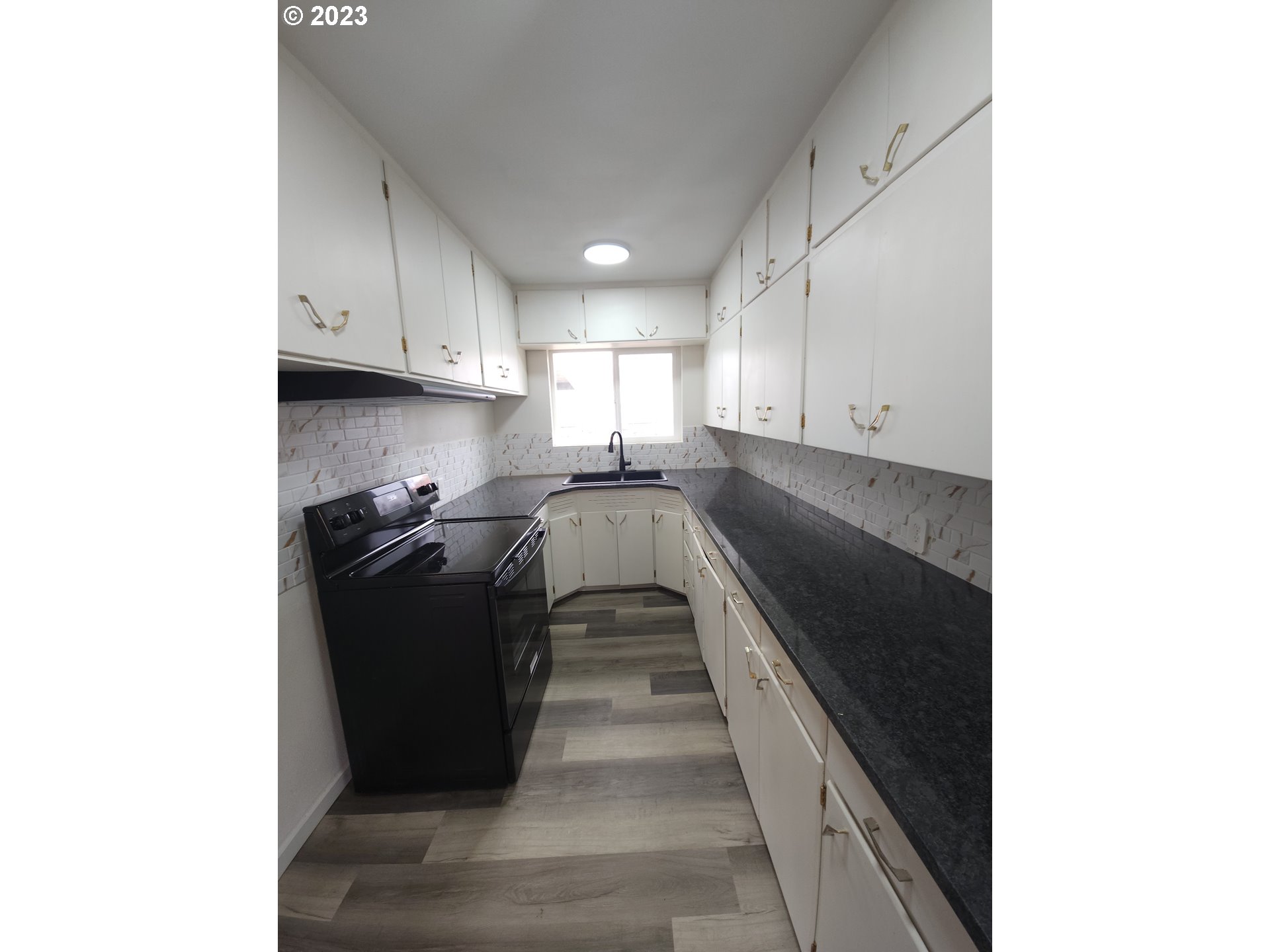46153 Adams Road Pendleton, OR 97801 - Photo 3 of 8 a kitchen with granite countertop a refrigerator and a stove