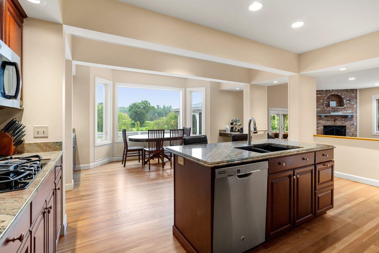 12 Farmington Road Nashua, NH 03060 - Photo 16 of 40