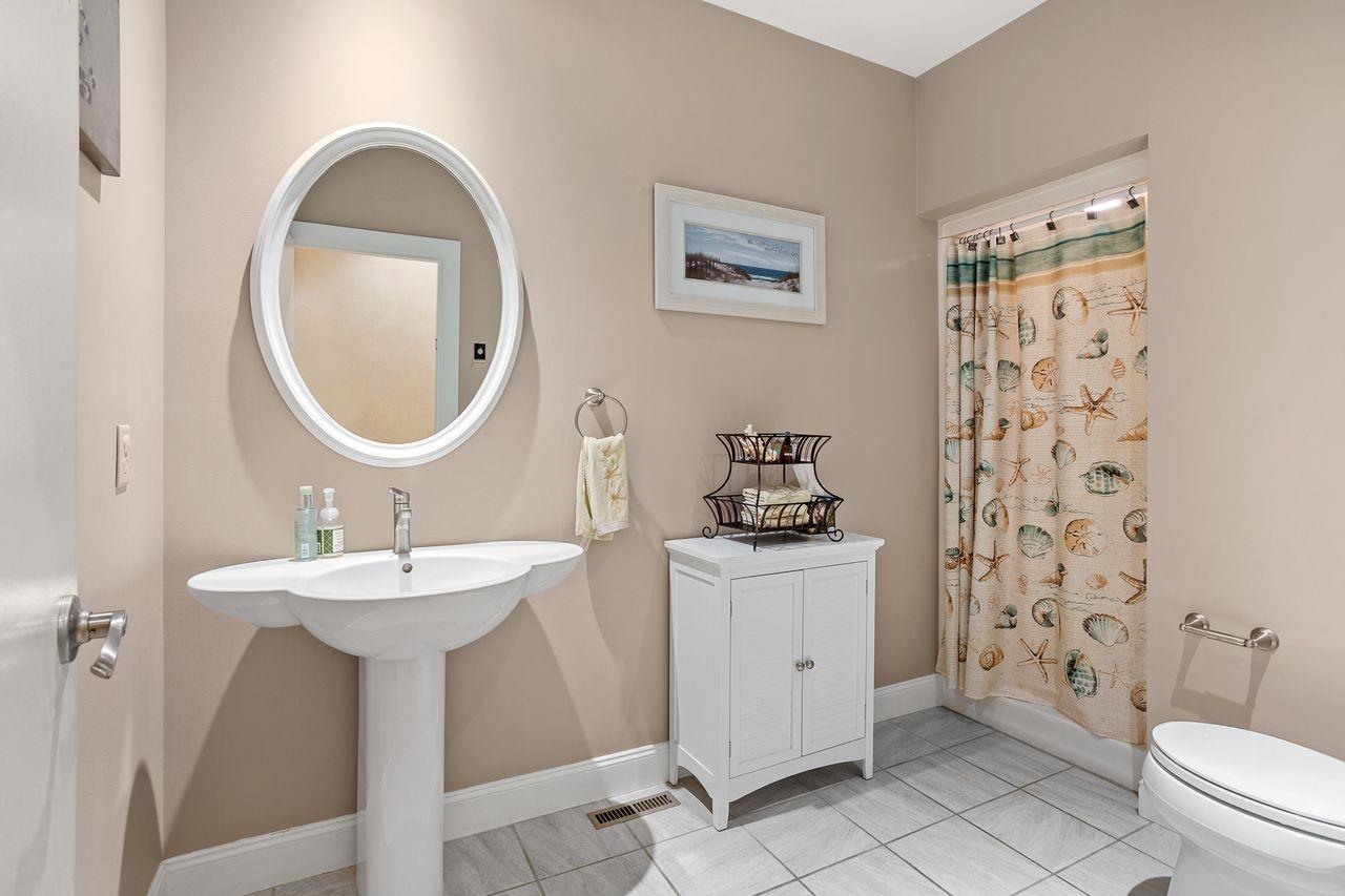 12 Farmington Road Nashua, NH 03060 - Photo 22 of 40