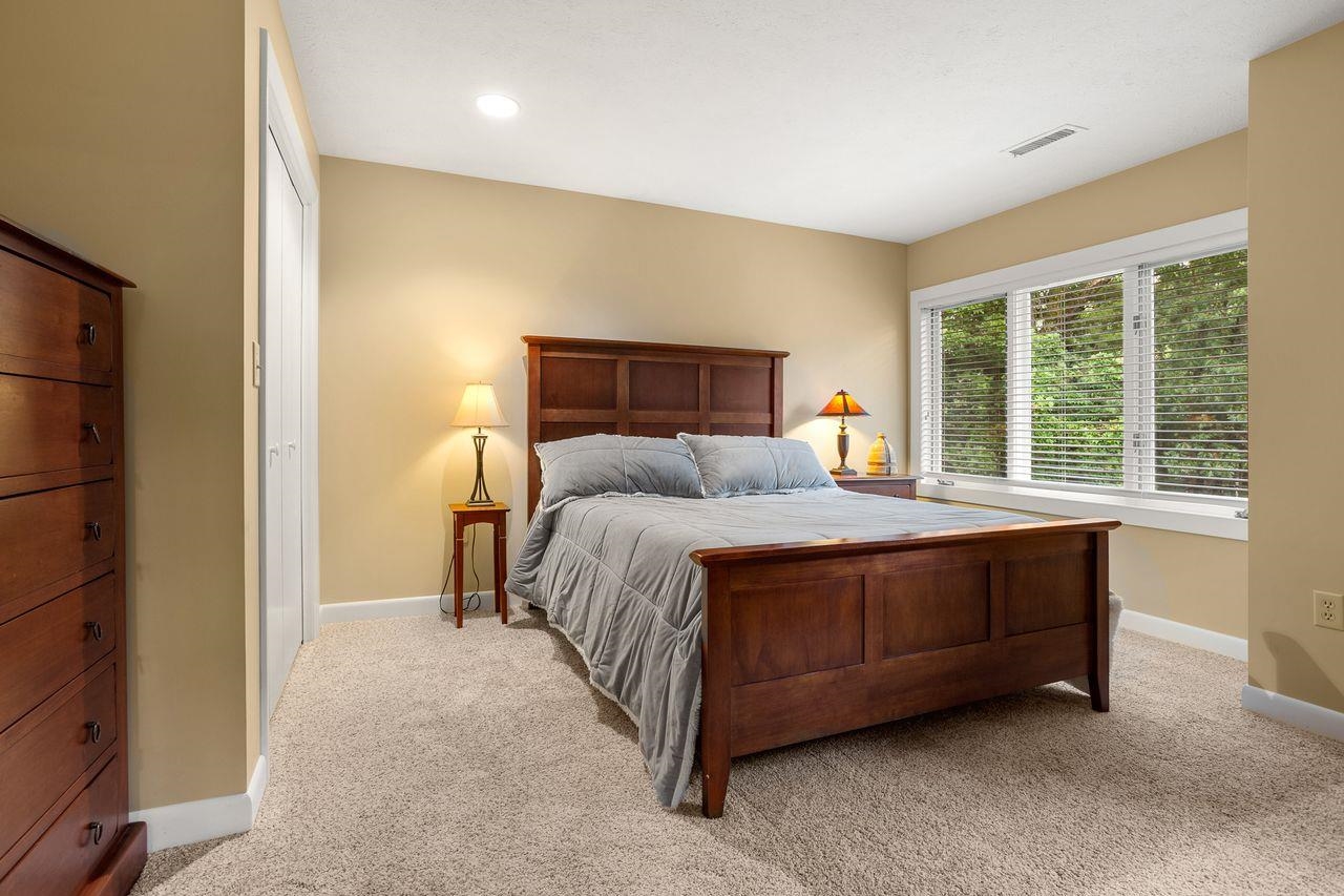 12 Farmington Road Nashua, NH 03060 - Photo 24 of 40