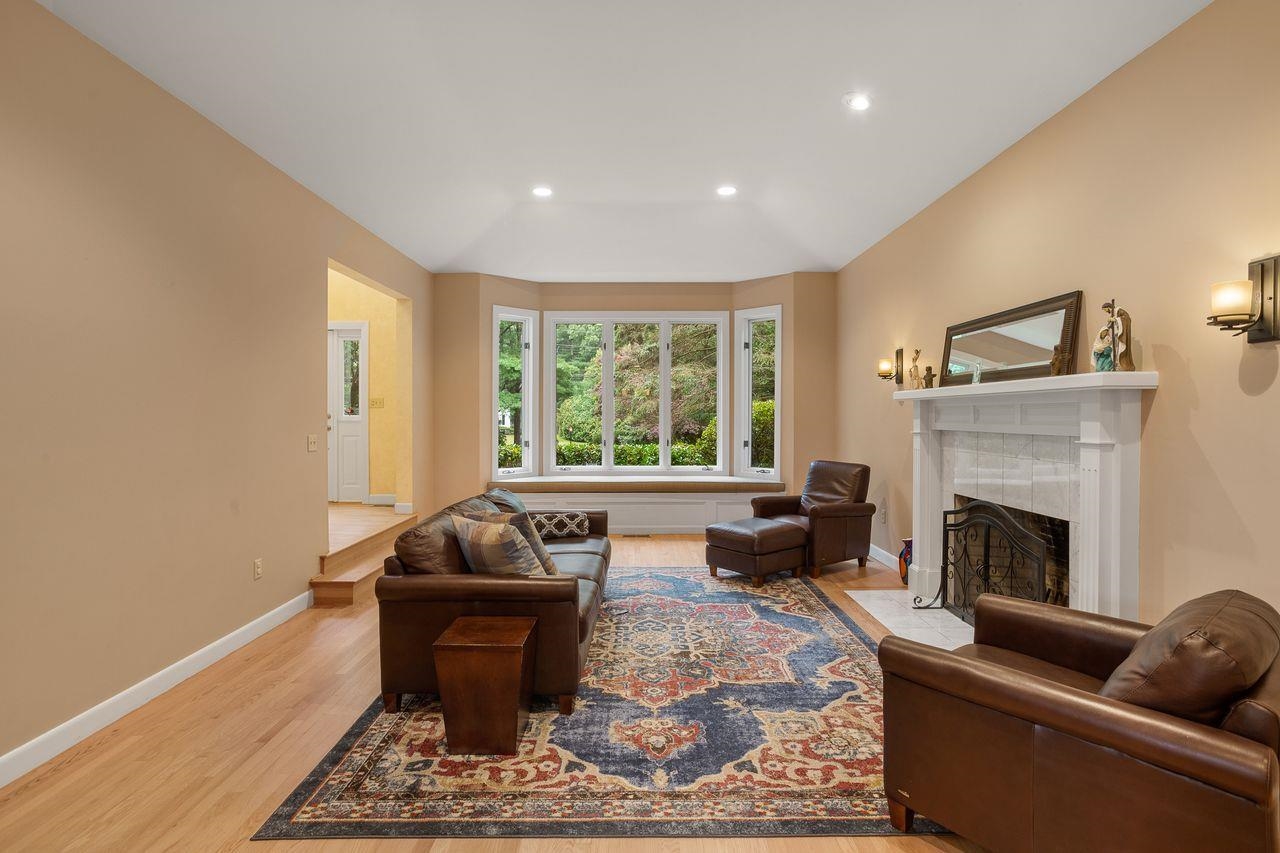 12 Farmington Road Nashua, NH 03060 - Photo 9 of 40