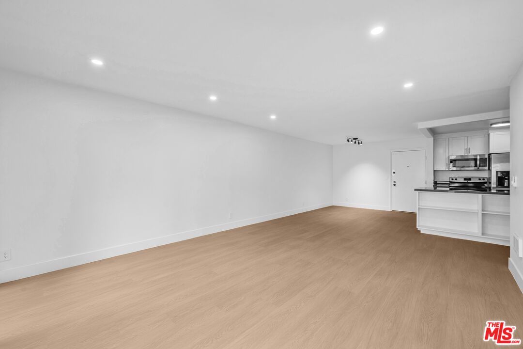 7740 Redlands Street, Unit M1077 Playa del Rey, CA 90293 - Photo 5 of 32 Gallery Image 5