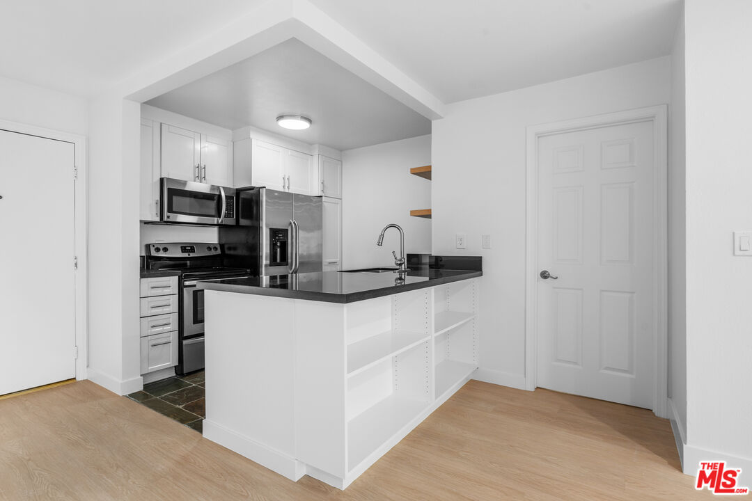 7740 Redlands Street, Unit M1077 Playa del Rey, CA 90293 - Photo 6 of 32 Gallery Image 6
