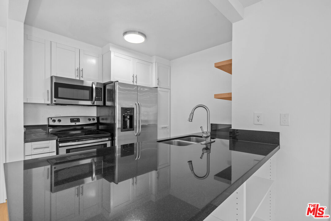7740 Redlands Street, Unit M1077 Playa del Rey, CA 90293 - Photo 7 of 32 Gallery Image 7
