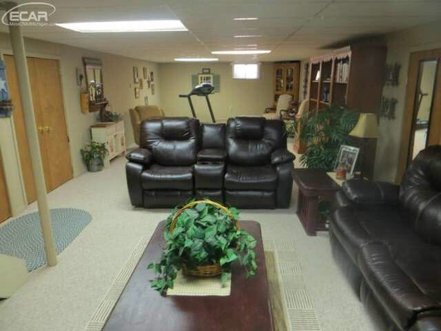 9486 Coldwater Road Flushing, MI 48433 - Photo 17 of 27 20458637-16.JPG