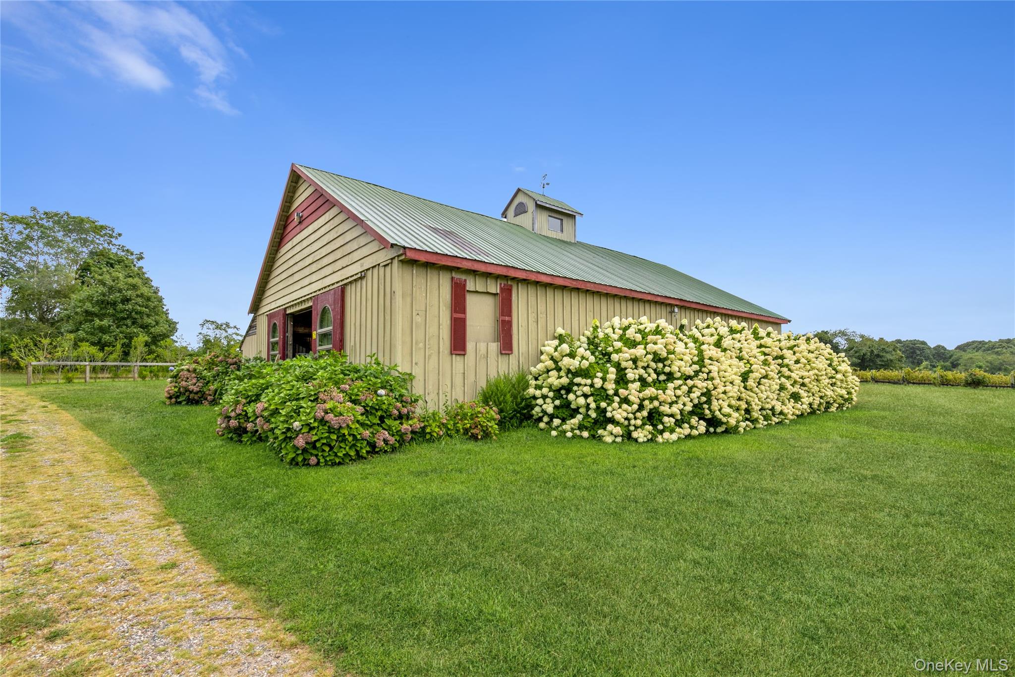 35950 Main Road Cutchogue, NY 11935 - Photo 29 of 39 a front view of a house with a garden