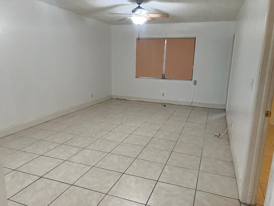 100 Berkley Road, Unit 104 Hollywood, FL 33024 - Photo 12 of 17 LIVING ROOM